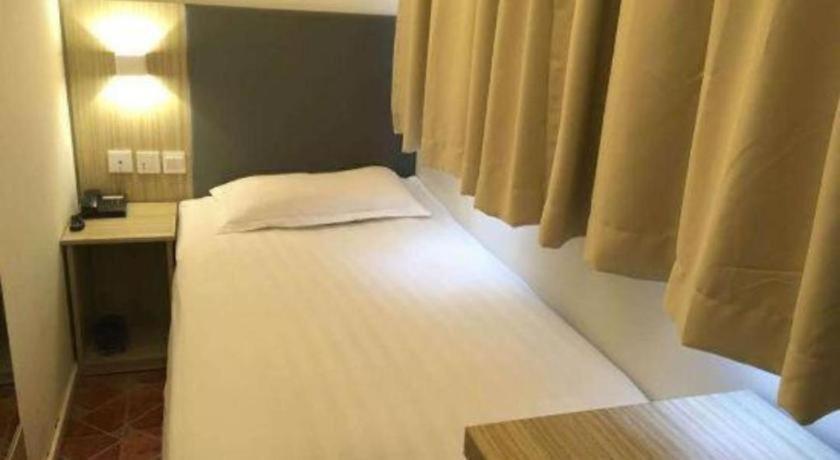 Hotel Hi Liangpin Xujiahui Tianlin Road 2*