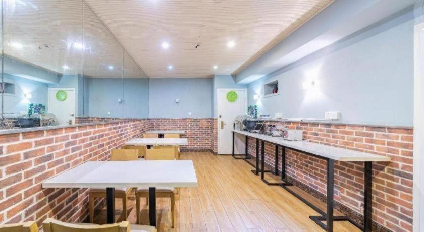 Hotel Hi Liangpin Xujiahui Tianlin Road 2*