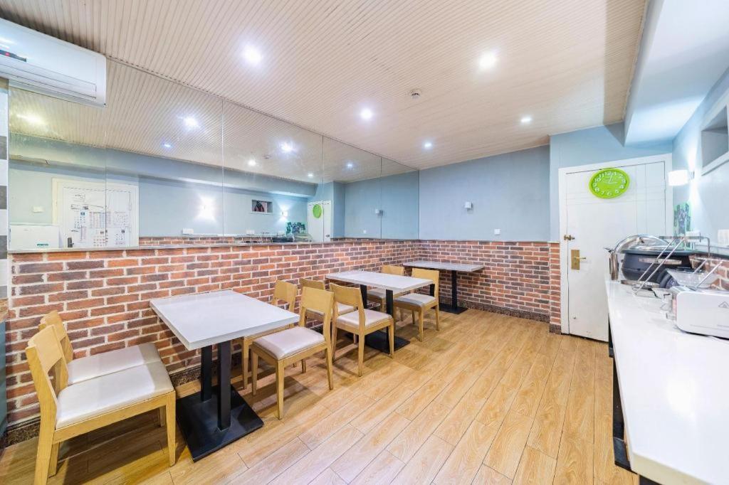 Hotel Hi Liangpin Xujiahui Tianlin Road 2*
